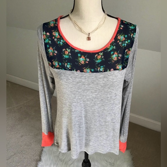 Rue 21 Cross Back Flirty Navy Floral Grey Top Size Medium - Picture 6 of 8